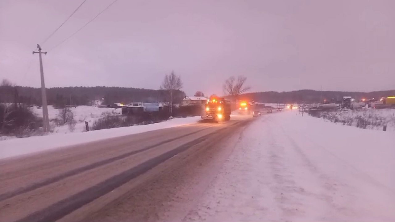 Ограничения на трассе М5 в Челябинской области ввели для грузовиков и автобусов Ограничения на трассе М5 в Челябинской области ввели для грузовиков и автобусов