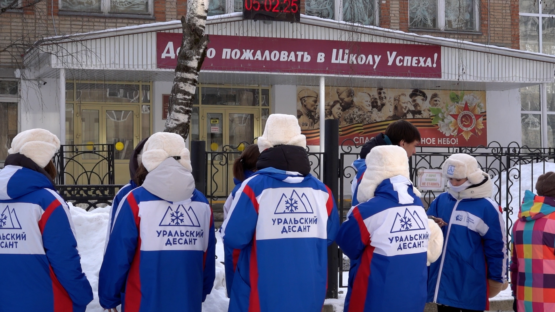 В Челябинской области студенты убирают снег возле домов пожилых людей В Челябинской области студенты убирают снег возле домов пожилых людей