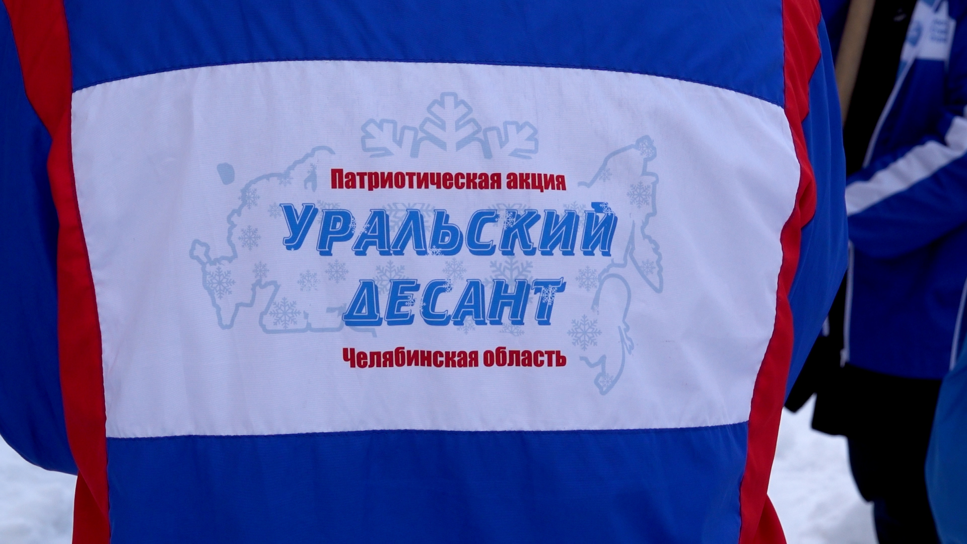 В Челябинской области студенты убирают снег возле домов пожилых людей В Челябинской области студенты убирают снег возле домов пожилых людей