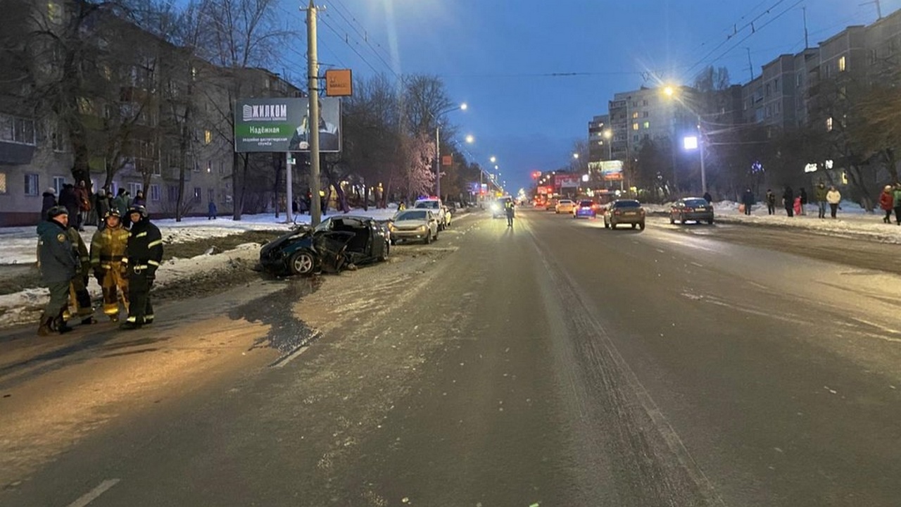Автомобиль врезался в столб и сложился пополам в Миассе Автомобиль врезался в столб и сложился пополам в Миассе