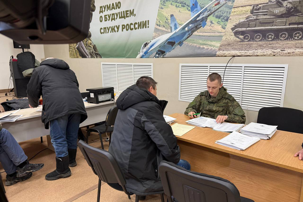 Отправляются семьями: южноуральцы подписывают контракты для участия в СВО Отправляются семьями: южноуральцы подписывают контракты для участия в СВО