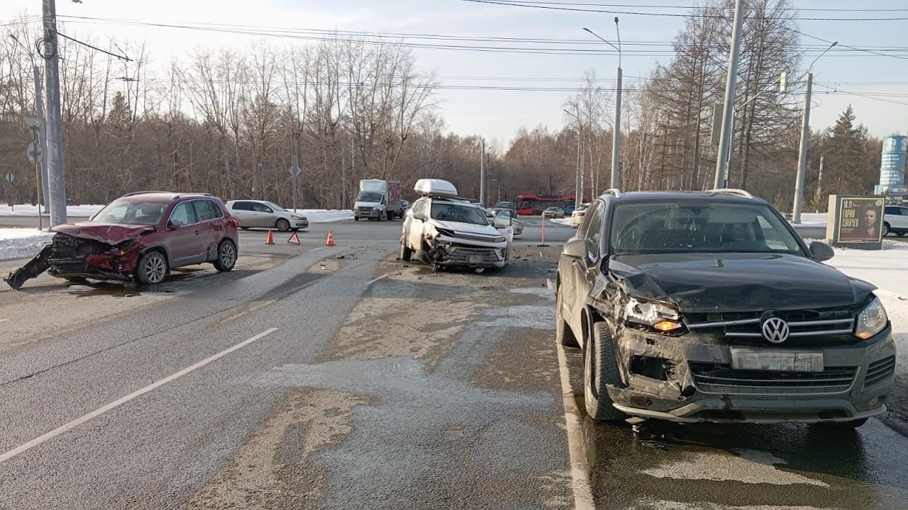 В массовой аварии в Челябинске пострадали двое детей В массовой аварии в Челябинске пострадали двое детей