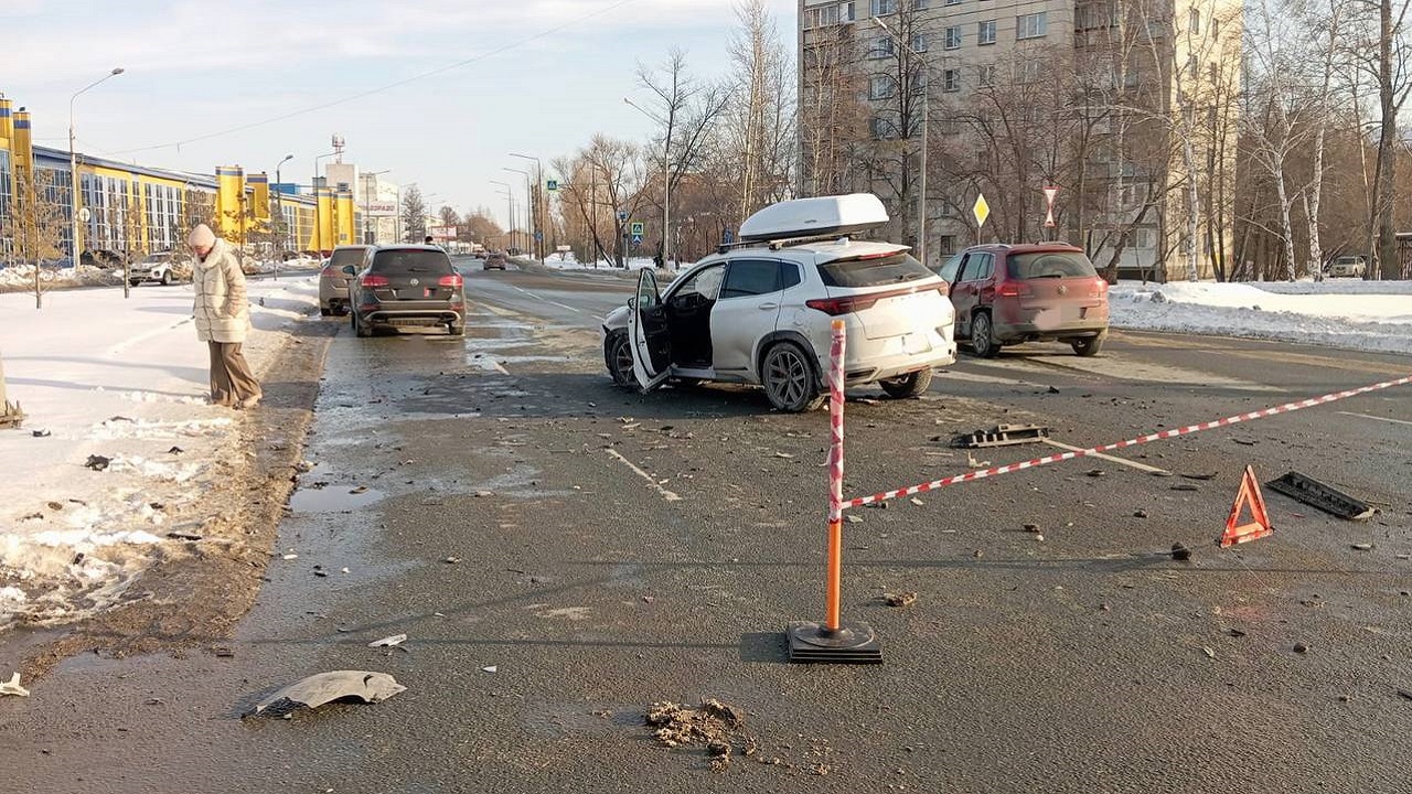 В массовой аварии в Челябинске пострадали двое детей В массовой аварии в Челябинске пострадали двое детей