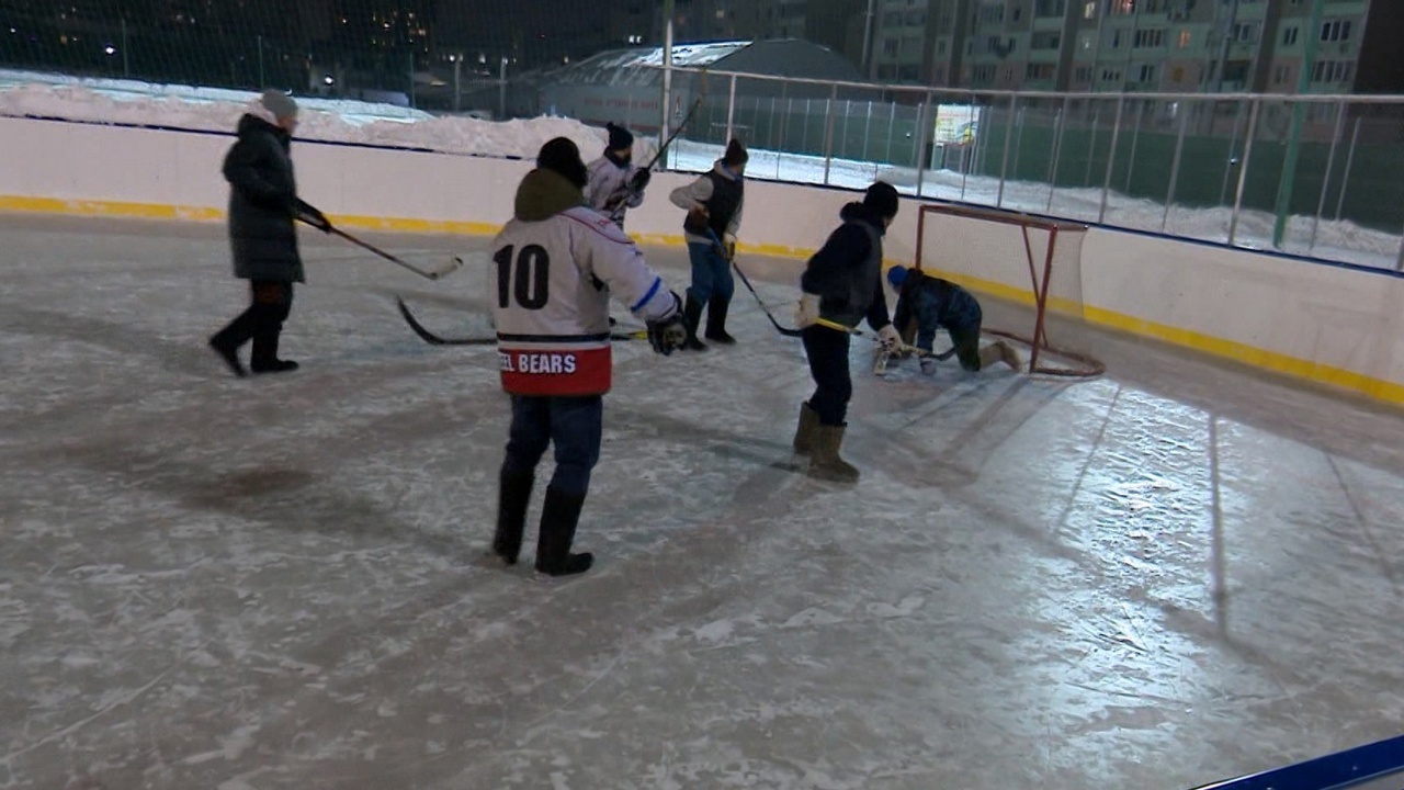 Сотрудники Южно-Уральской железной дороги посоревновались в турнире по хоккею в валенках
