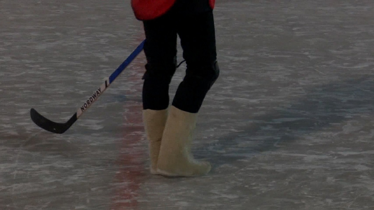 Сотрудники Южно-Уральской железной дороги посоревновались в турнире по хоккею в валенках