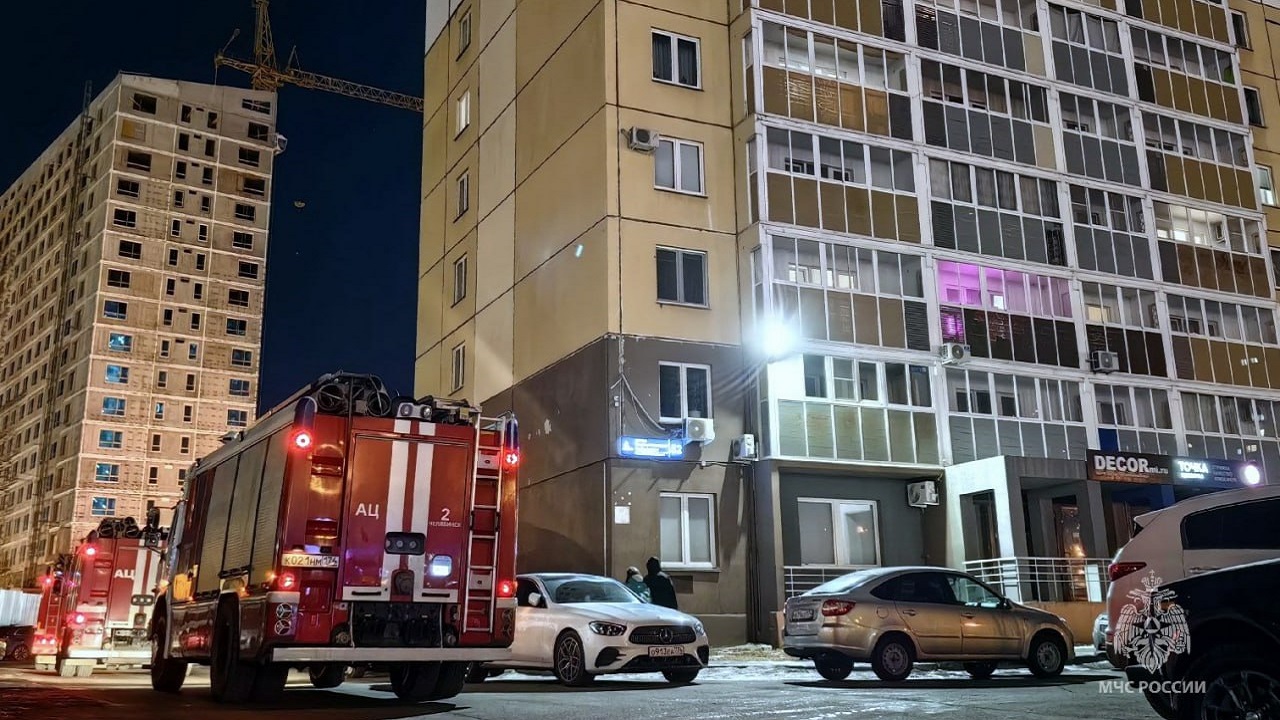Из многоэтажки в Челябинске жильцы массово эвакуировались из-за загоревшегося дивана Из многоэтажки в Челябинске жильцы массово эвакуировались из-за загоревшегося дивана