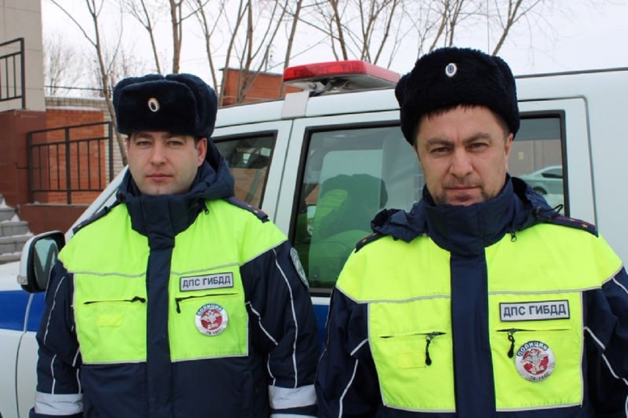 Замерзавших в упавшем в кювет автомобиле жителей спасли в Челябинской области