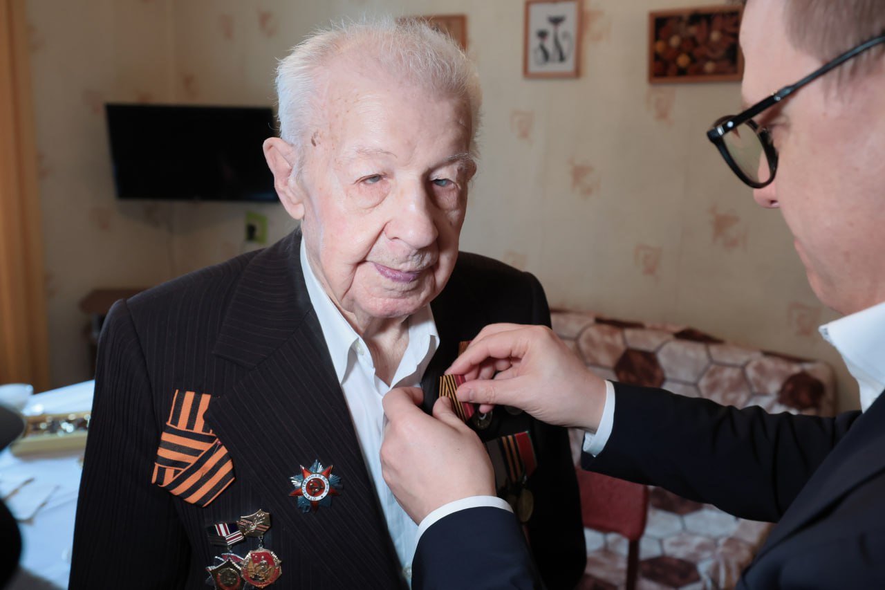 Губернатор Текслер вручил медаль 100-летнему ветерану Великой Отечественной войны Губернатор Текслер вручил медаль 100-летнему ветерану Великой Отечественной войны