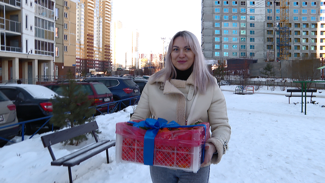 Жителям Челябинска дарят мандарины ящиками Жителям Челябинска дарят мандарины ящиками