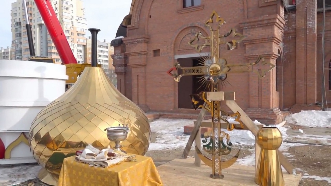 Большой православный крест украсил строящийся храм на северо-западе Челябинска