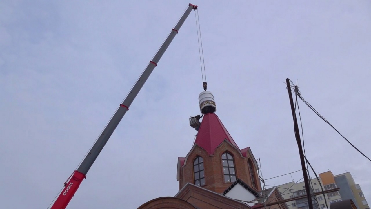 Большой православный крест украсил строящийся храм на северо-западе Челябинска