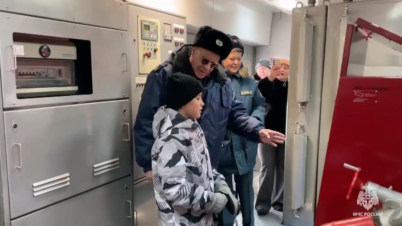 В гостях у спасателей: школьника из Челябинска пригласили на экскурсию в МЧС В гостях у спасателей: школьника из Челябинска пригласили на экскурсию в МЧС
