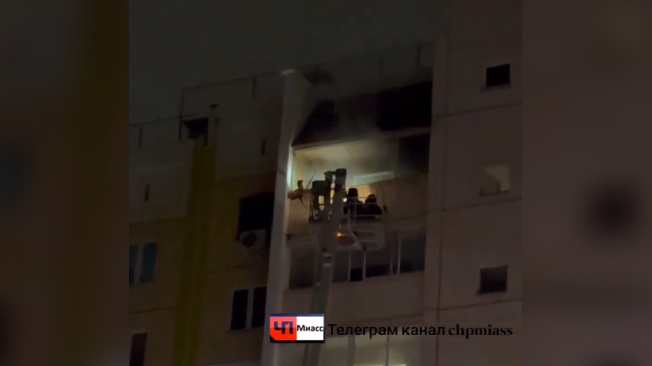 В Миассе мужчина поджег квартиру и отбивался от пожарных саблей