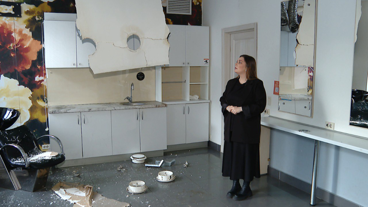 Затопило подвал: учебный центр для бьюти-мастеров в Челябинске страдает от зловонных испарений