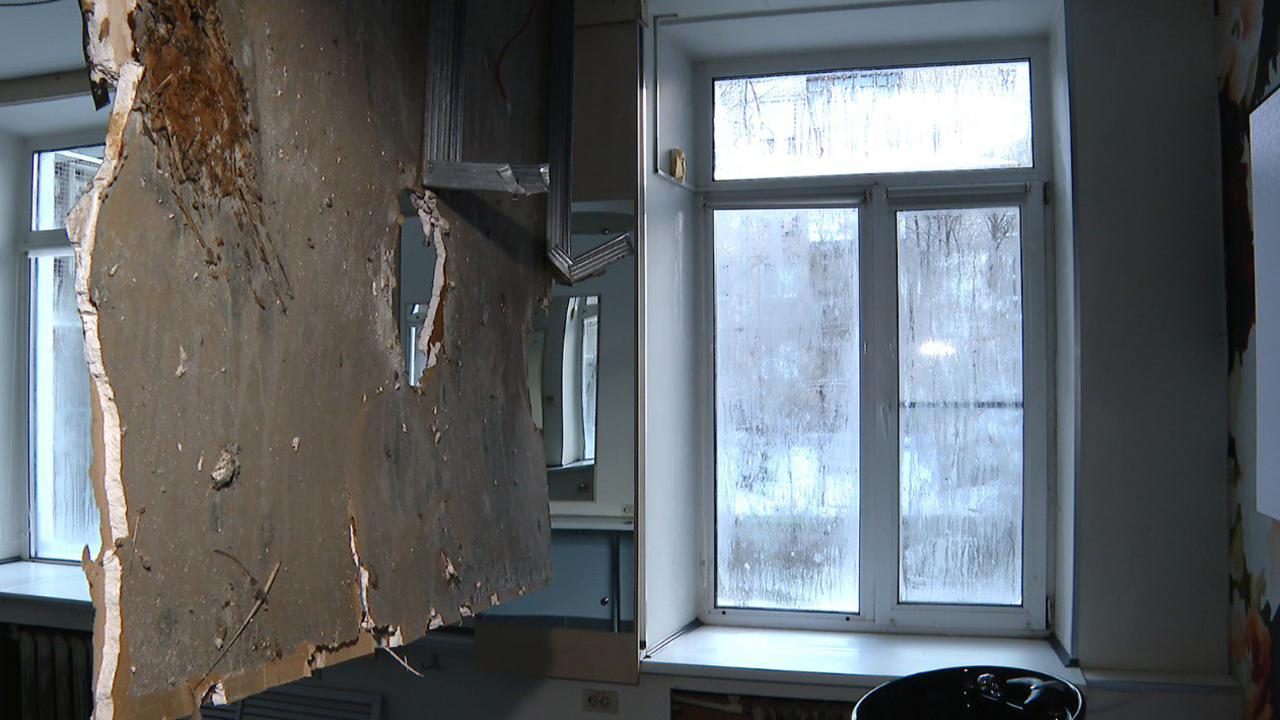 Затопило подвал: учебный центр для бьюти-мастеров в Челябинске страдает от зловонных испарений