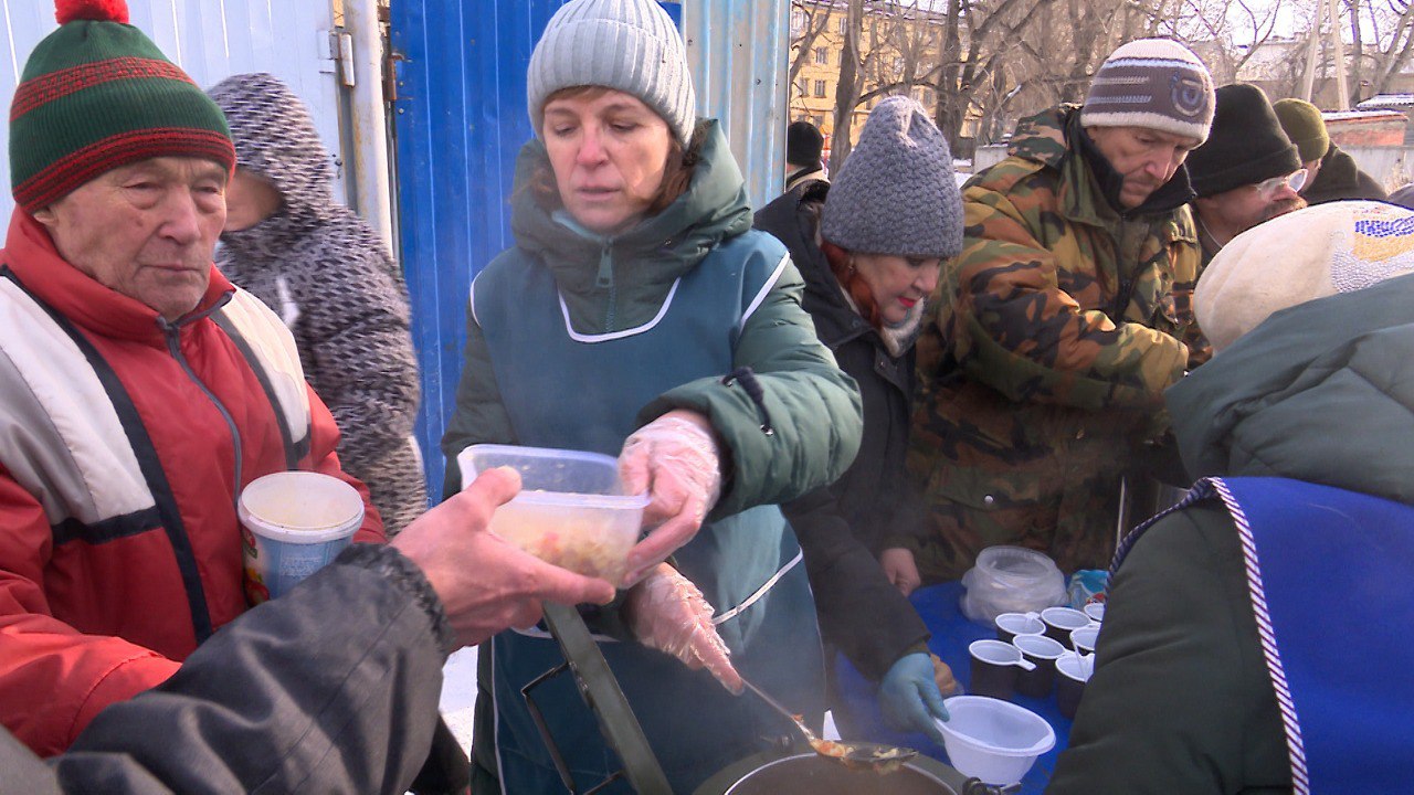 Благотворительные обеды и теплую одежду раздают нуждающимся на улицах Челябинска