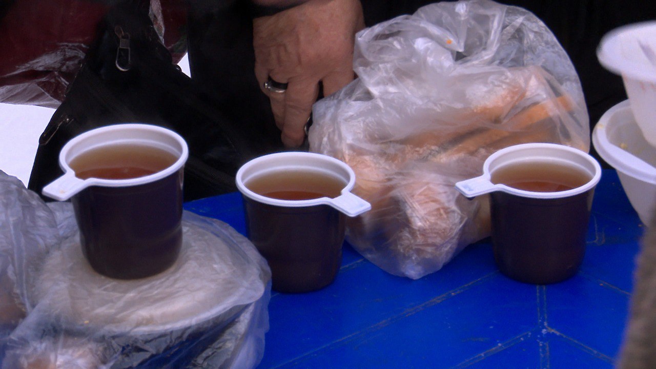 Благотворительные обеды и теплую одежду раздают нуждающимся на улицах Челябинска