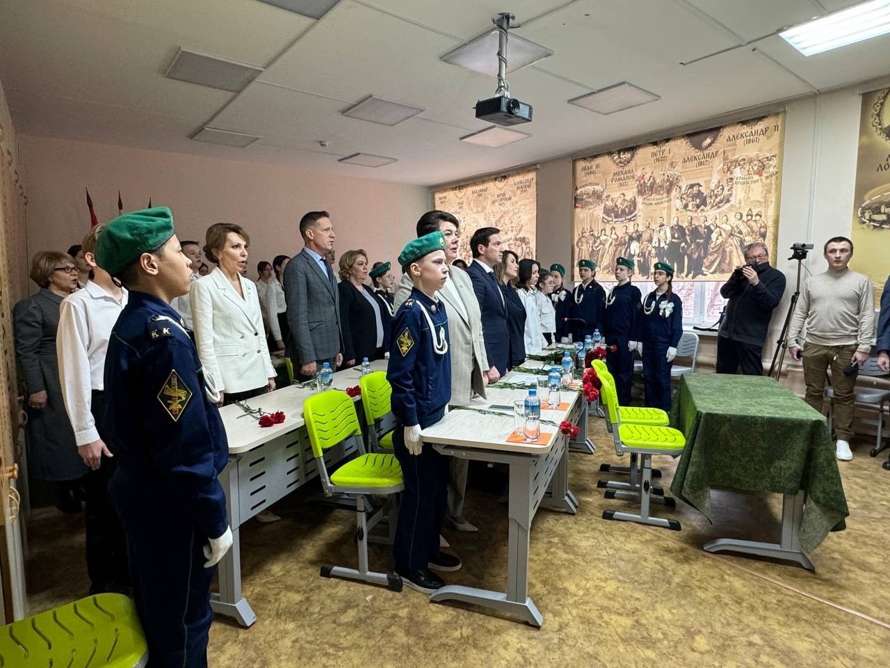 "Парты Героев" сегодня открыли в школах Челябинска и Ясиноватой 