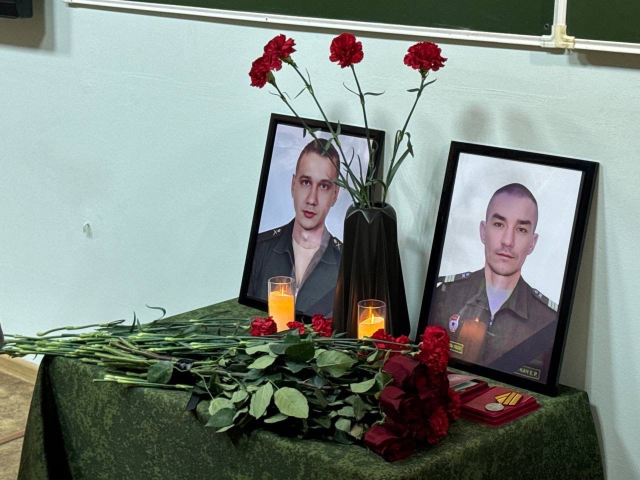 "Парты Героев" сегодня открыли в школах Челябинска и Ясиноватой 