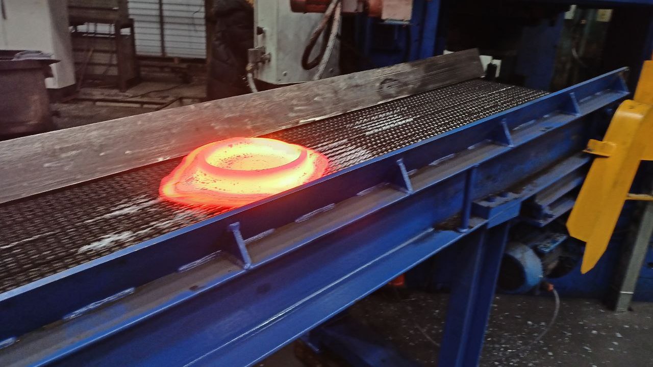 Работает с горячим металлом: на челябинском заводе запустили сверхмощный пресс