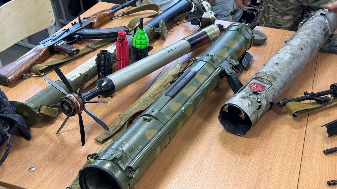 Студентам Челябинска показали трофейное оружие и рассказали о подвигах в зоне СВО