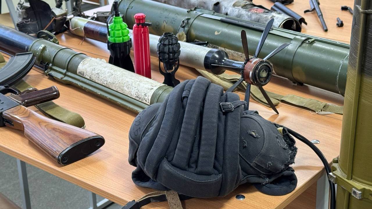 Студентам Челябинска показали трофейное оружие и рассказали о подвигах в зоне СВО