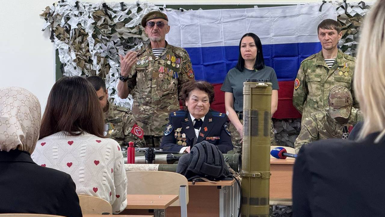 Студентам Челябинска показали трофейное оружие и рассказали о подвигах в зоне СВО