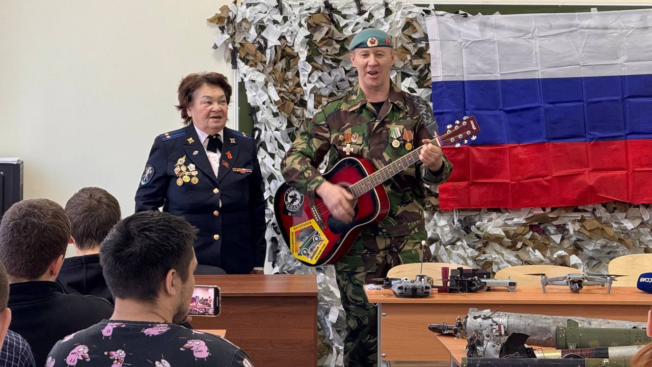 Студентам Челябинска показали трофейное оружие и рассказали о подвигах в зоне СВО