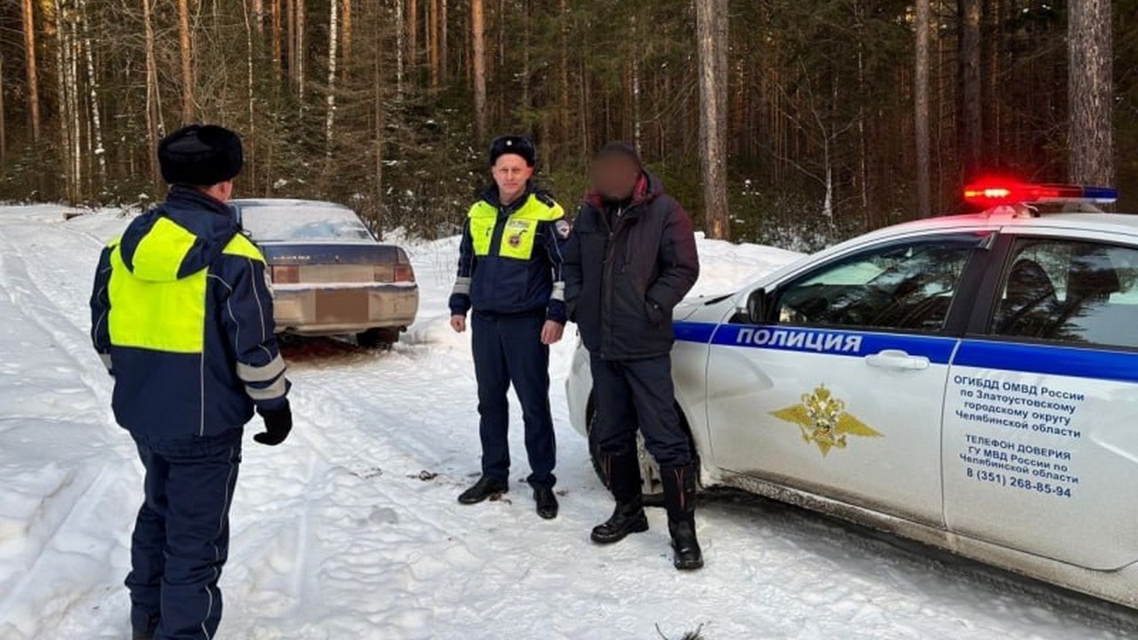В Челябинской области мужчина угнал машину и застрял в сугробе на кладбище