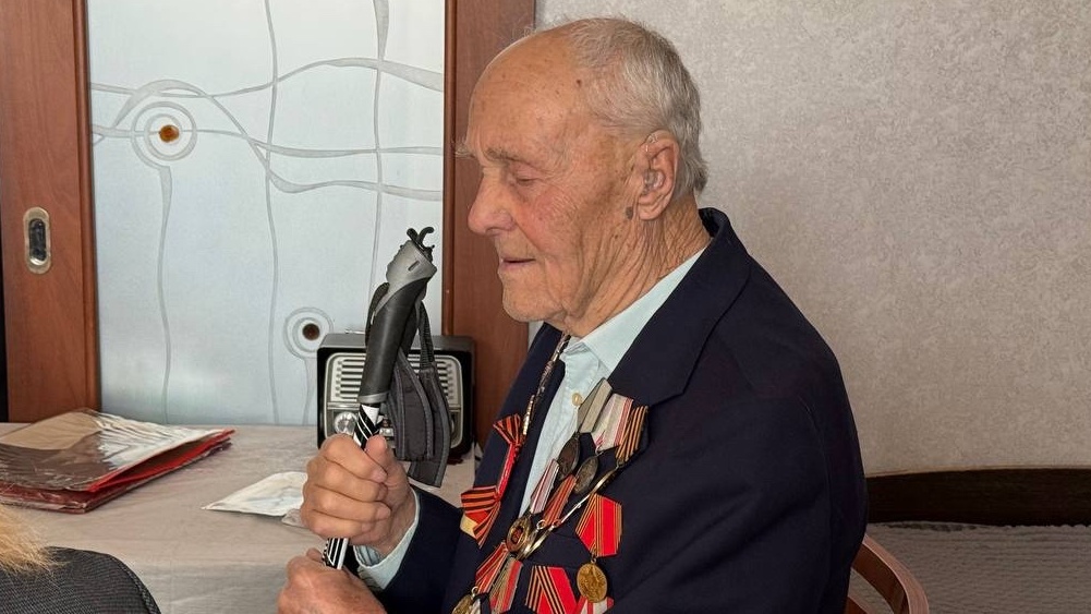 Столетний ветеран из Челябинска одним из первых получил медаль к 80-летию Победы  