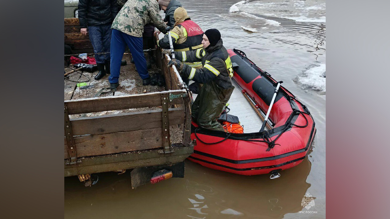 Введен режим ЧС: в Аше разрушают ледовый затор на реке Сим Введен режим ЧС: в Аше разрушают ледовый затор на реке Сим