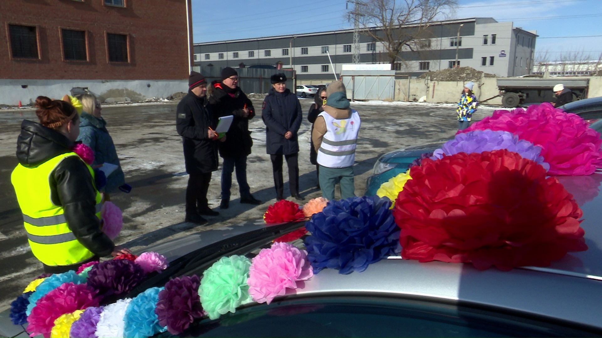 Внимание, автоледи: по дорогам Челябинска проехали машины с цветами и бантиками