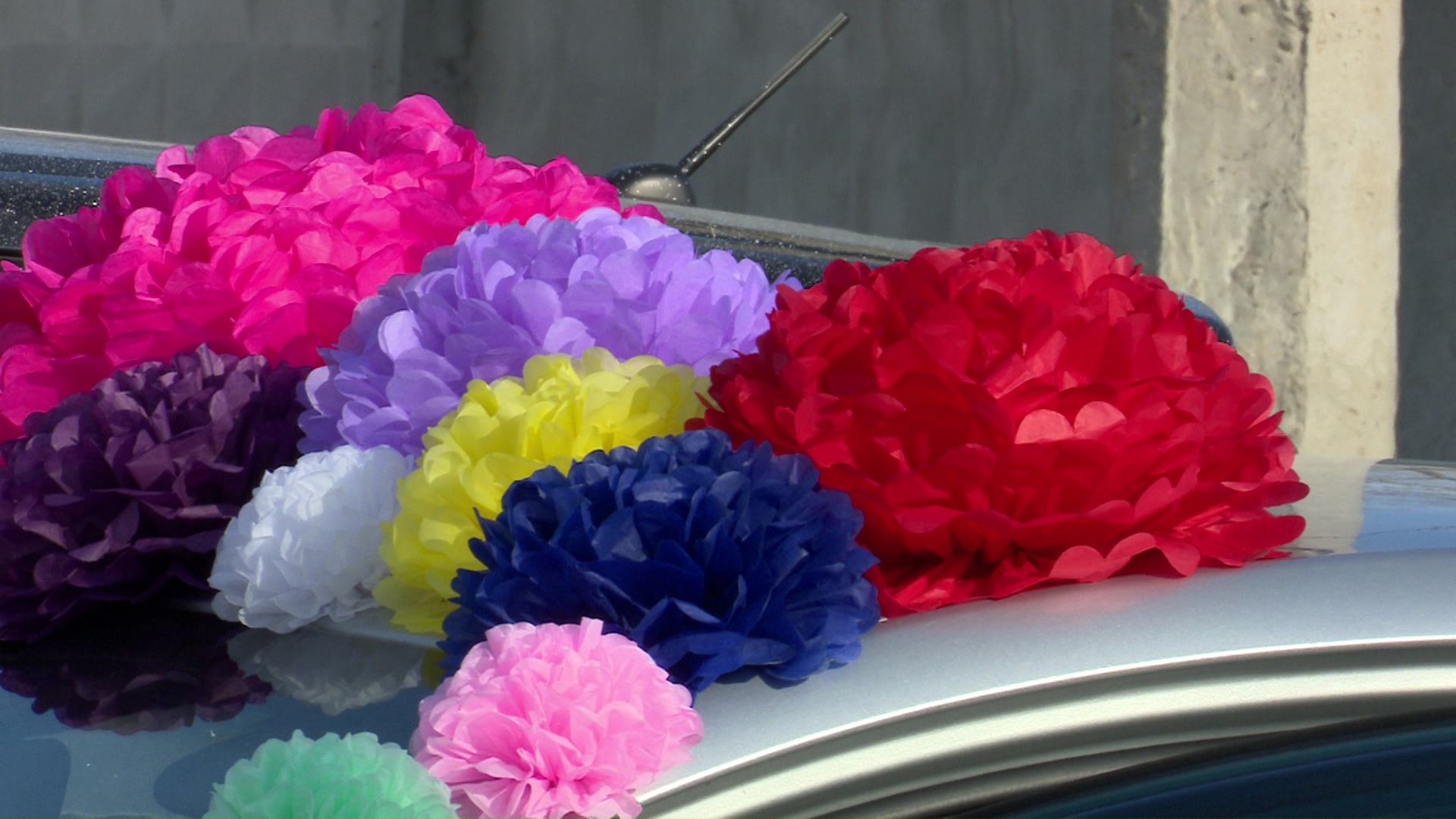 Внимание, автоледи: по дорогам Челябинска проехали машины с цветами и бантиками