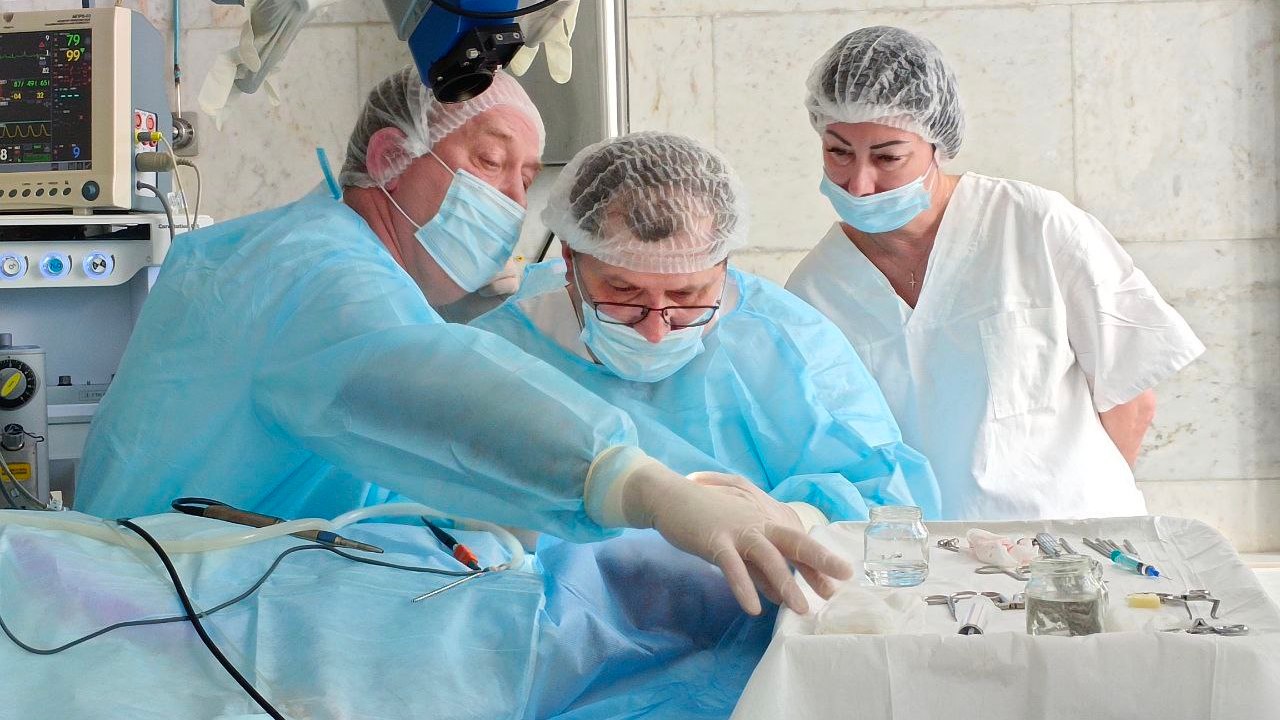 В Челябинске двум женщинам с редким заболеванием вернули слух и равновесие