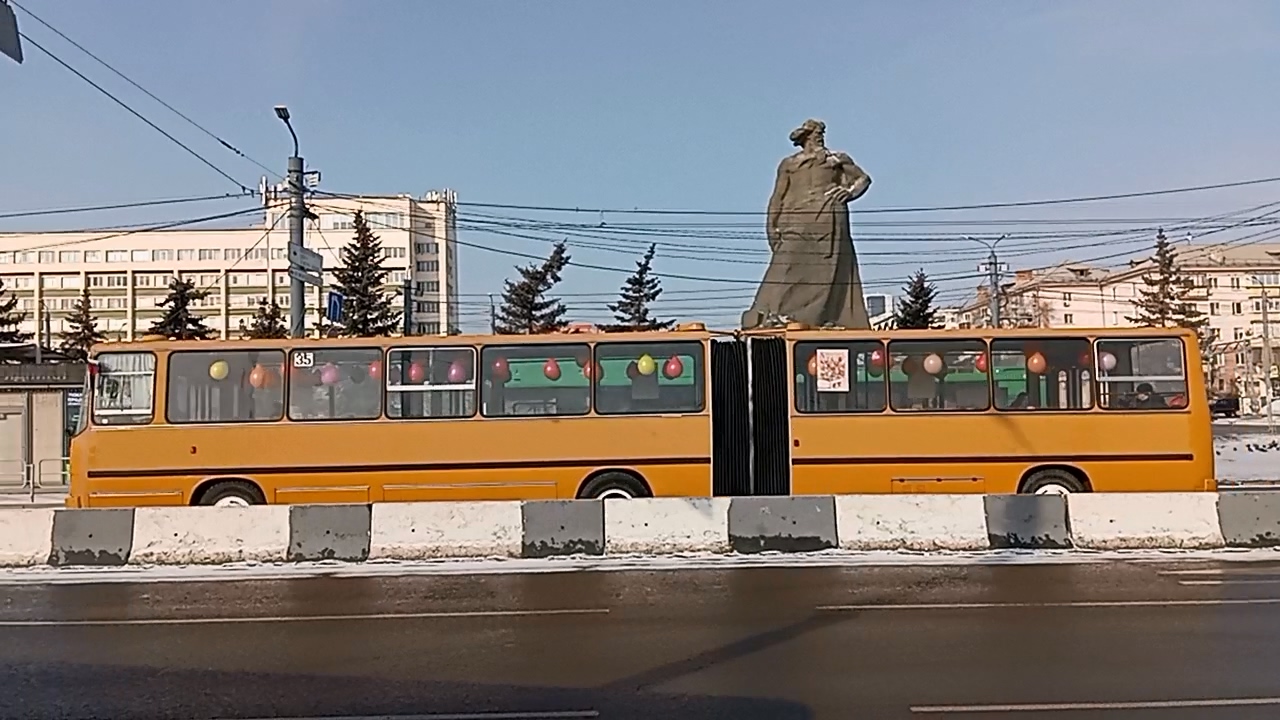 Ретроавтобус "Икарус" с песнями и танцами прокатил пассажиров по Челябинску