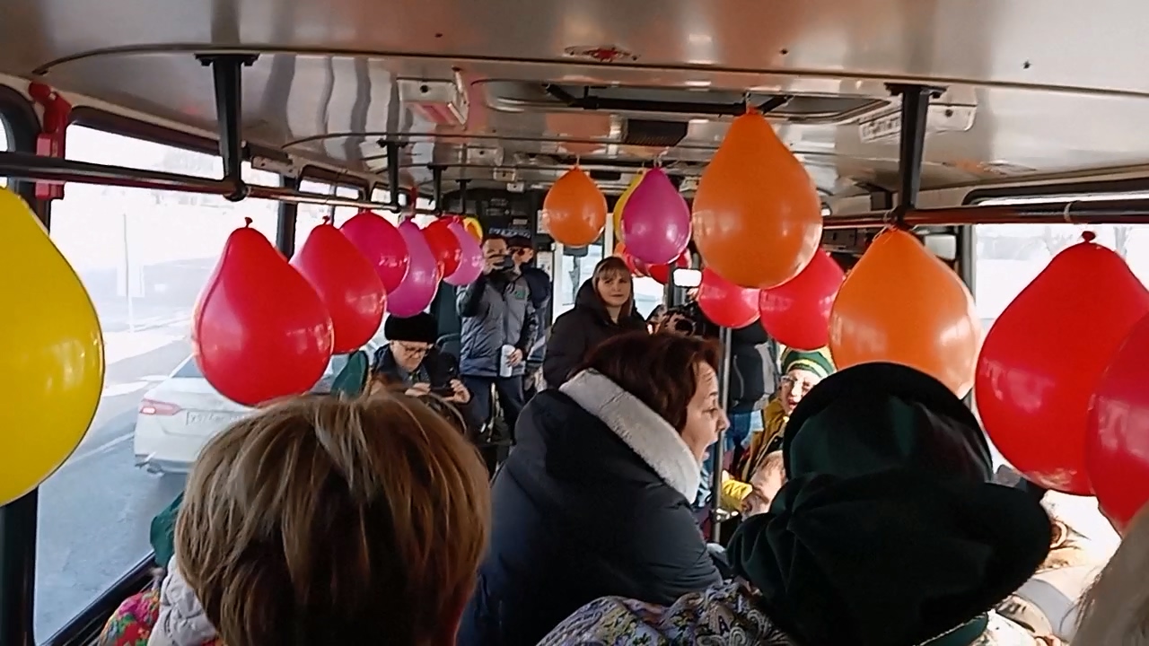 Ретроавтобус "Икарус" с песнями и танцами прокатил пассажиров по Челябинску