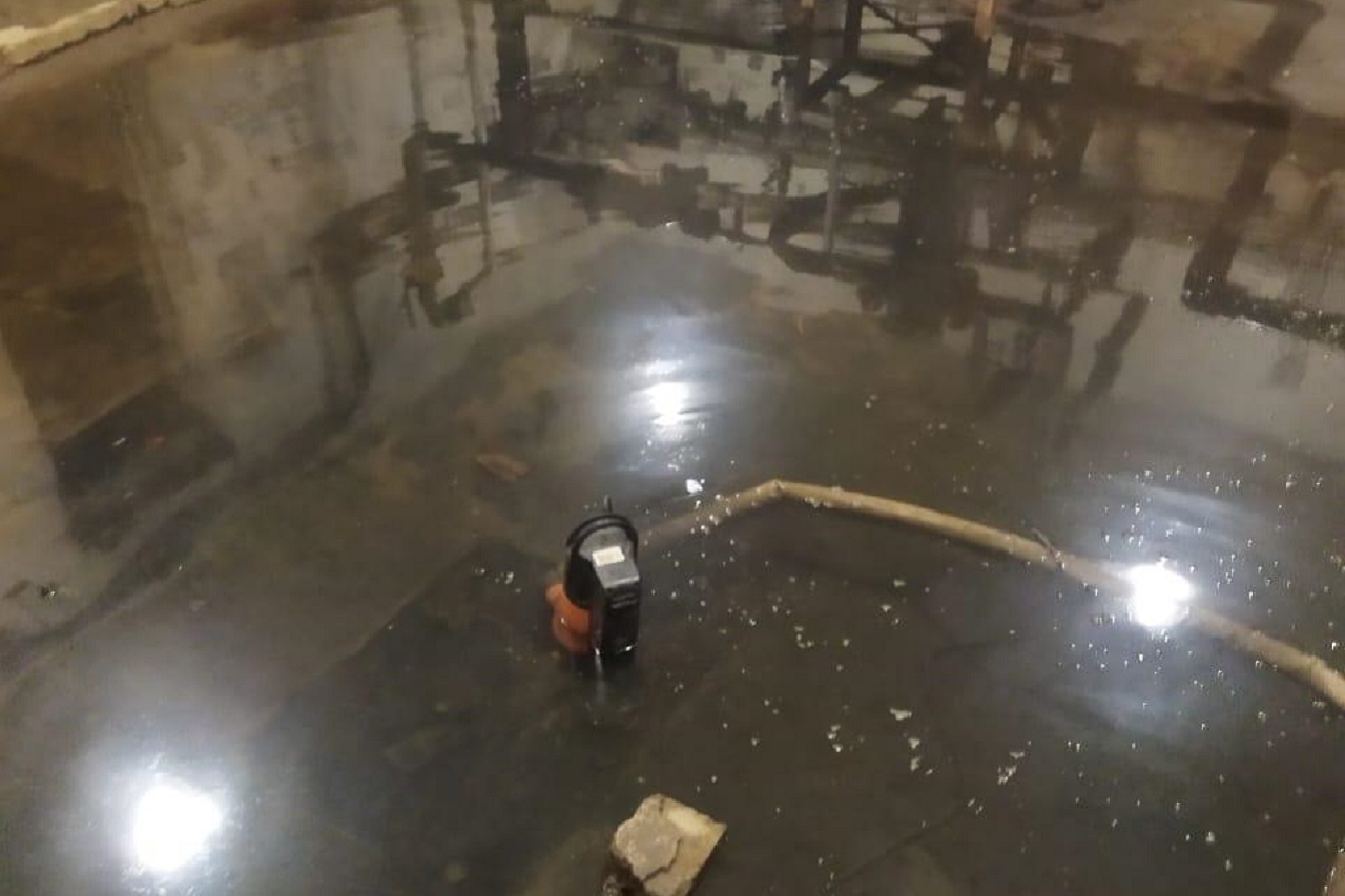 Стены рушатся: многоквартирный дом в Челябинске затапливает водой