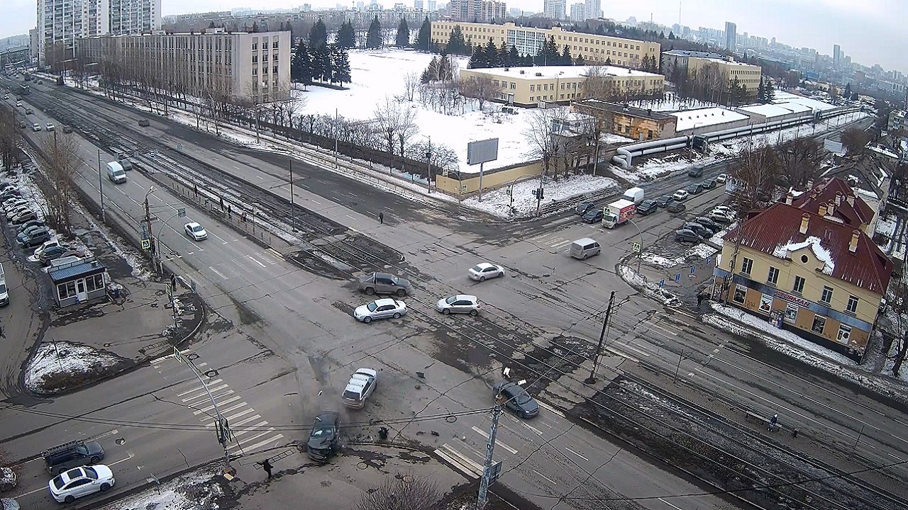 Автомобиль вылетел на тротуар после ДТП на перекрестке в Челябинске Автомобиль вылетел на тротуар после ДТП на перекрестке в Челябинске