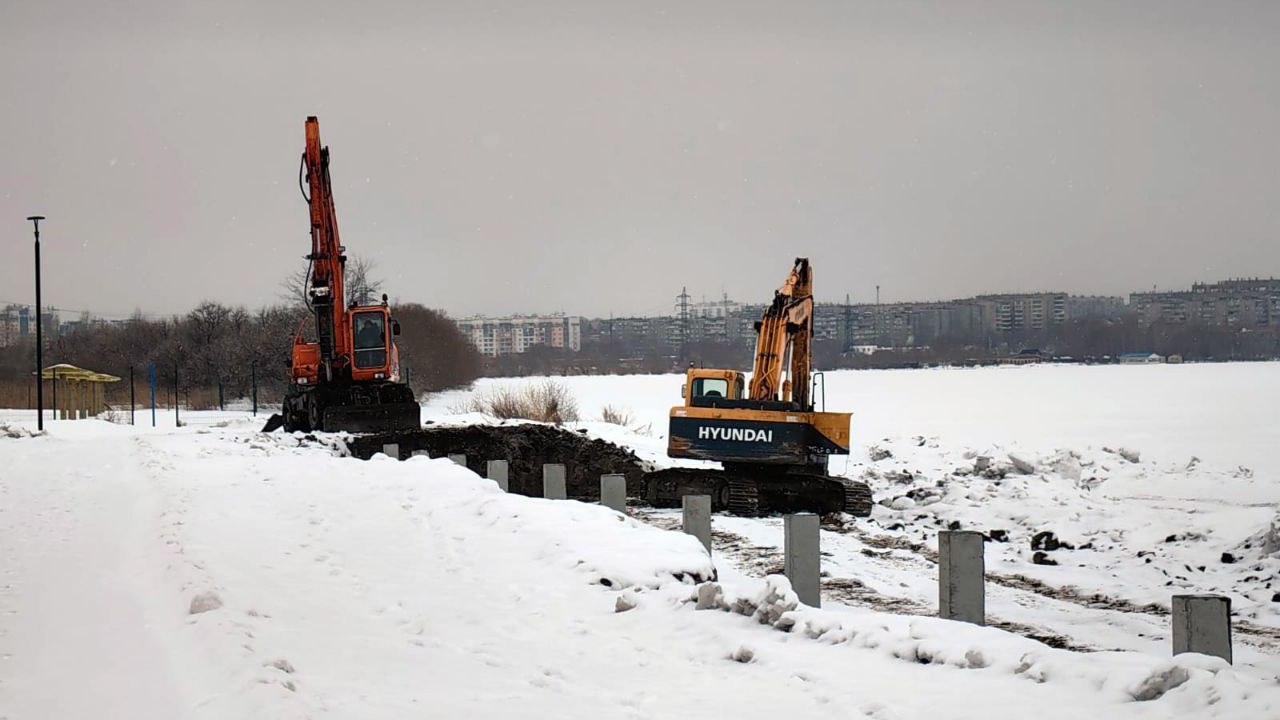 Берег новой набережной на Первом озере укрепляют в Челябинске