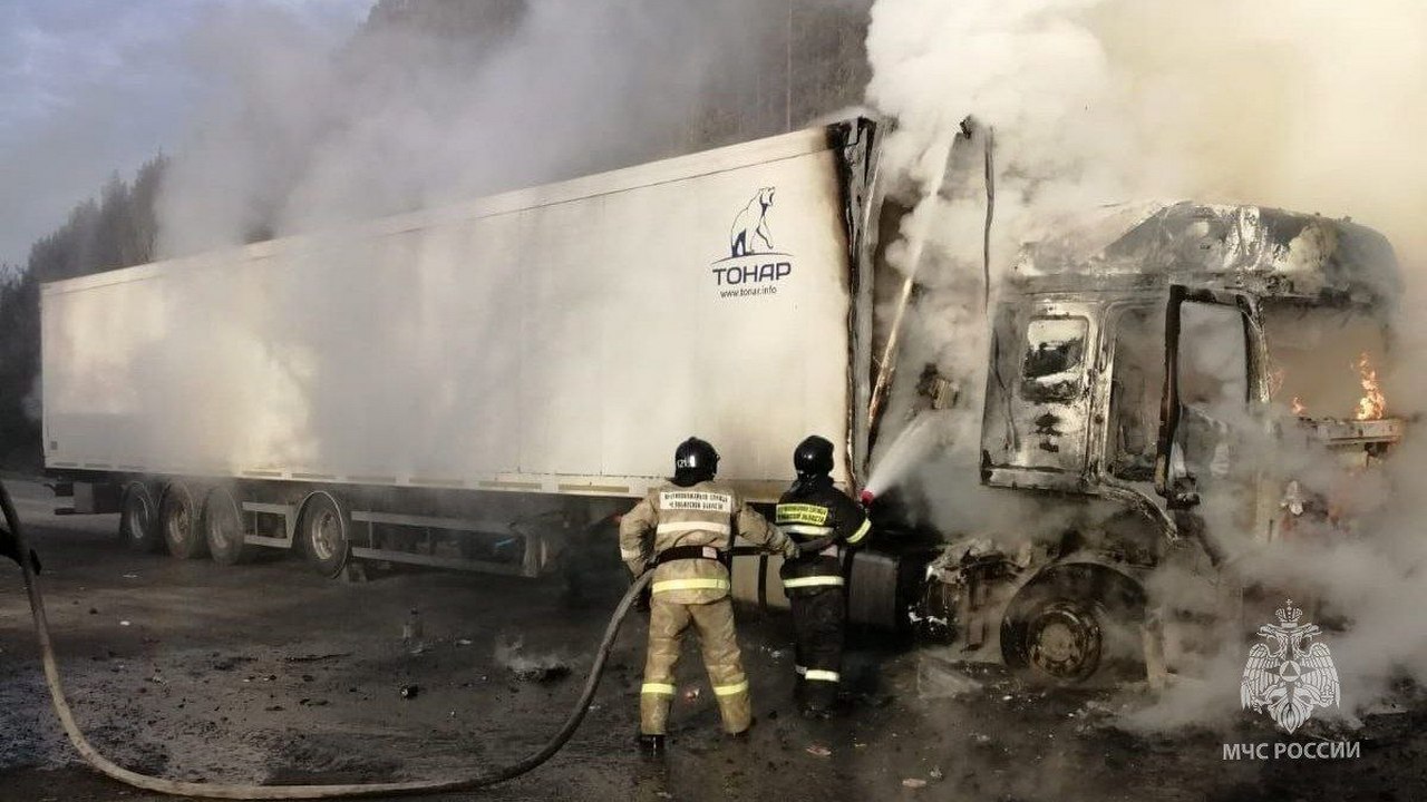 Трассу М5 "Урал" в Челябинской области перекрыли из-за горящей фуры