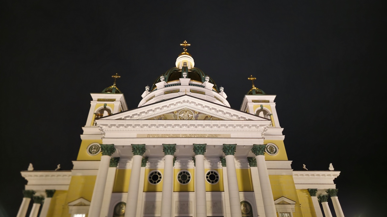 Старинную частицу Животворящего Креста доставили в кафедральный собор Челябинска