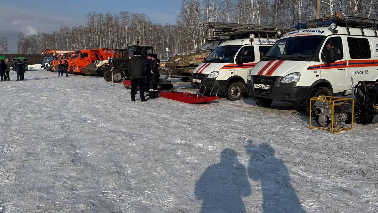 Глава Челябинска проверил готовность спасательной техники к паводку Глава Челябинска проверил готовность спасательной техники к паводку