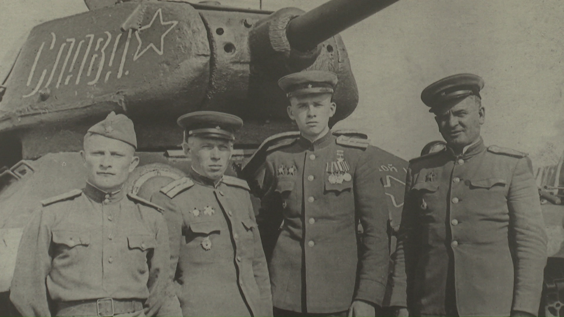 Выставка уникальных фотографий открылась в Челябинске в День народного подвига