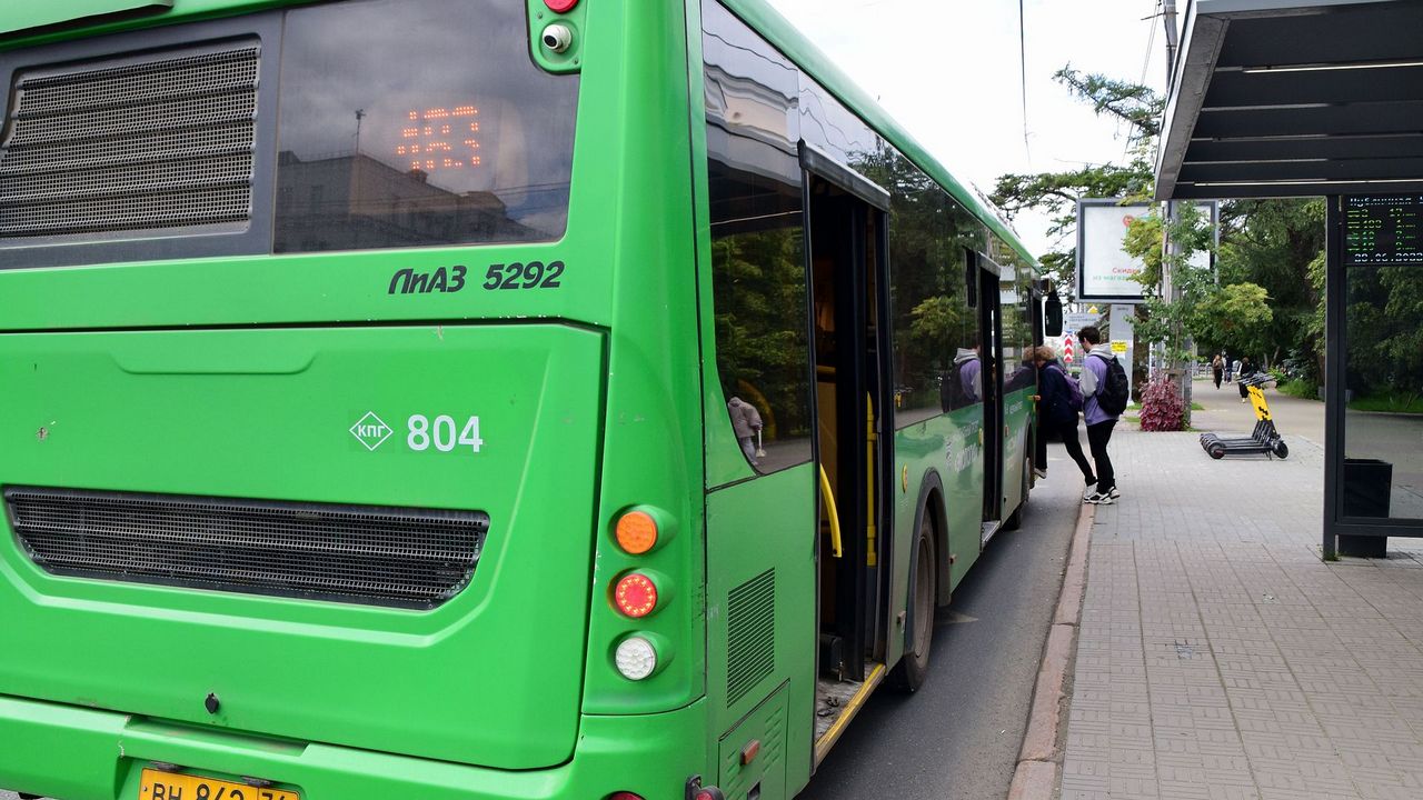 Радоница 2025: в Челябинске рассказали, как будут ходить автобусы до кладбищ