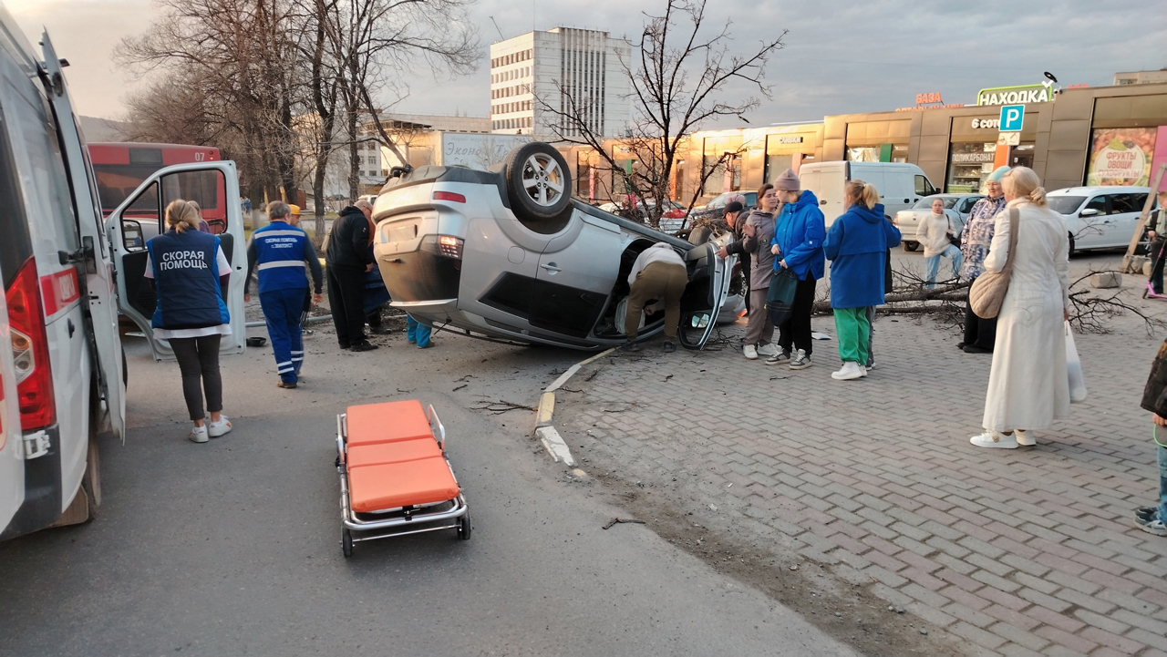 Мужчина и ребенок пострадали в перевернувшемся автомобиле в Златоусте Мужчина и ребенок пострадали в перевернувшемся автомобиле в Златоусте