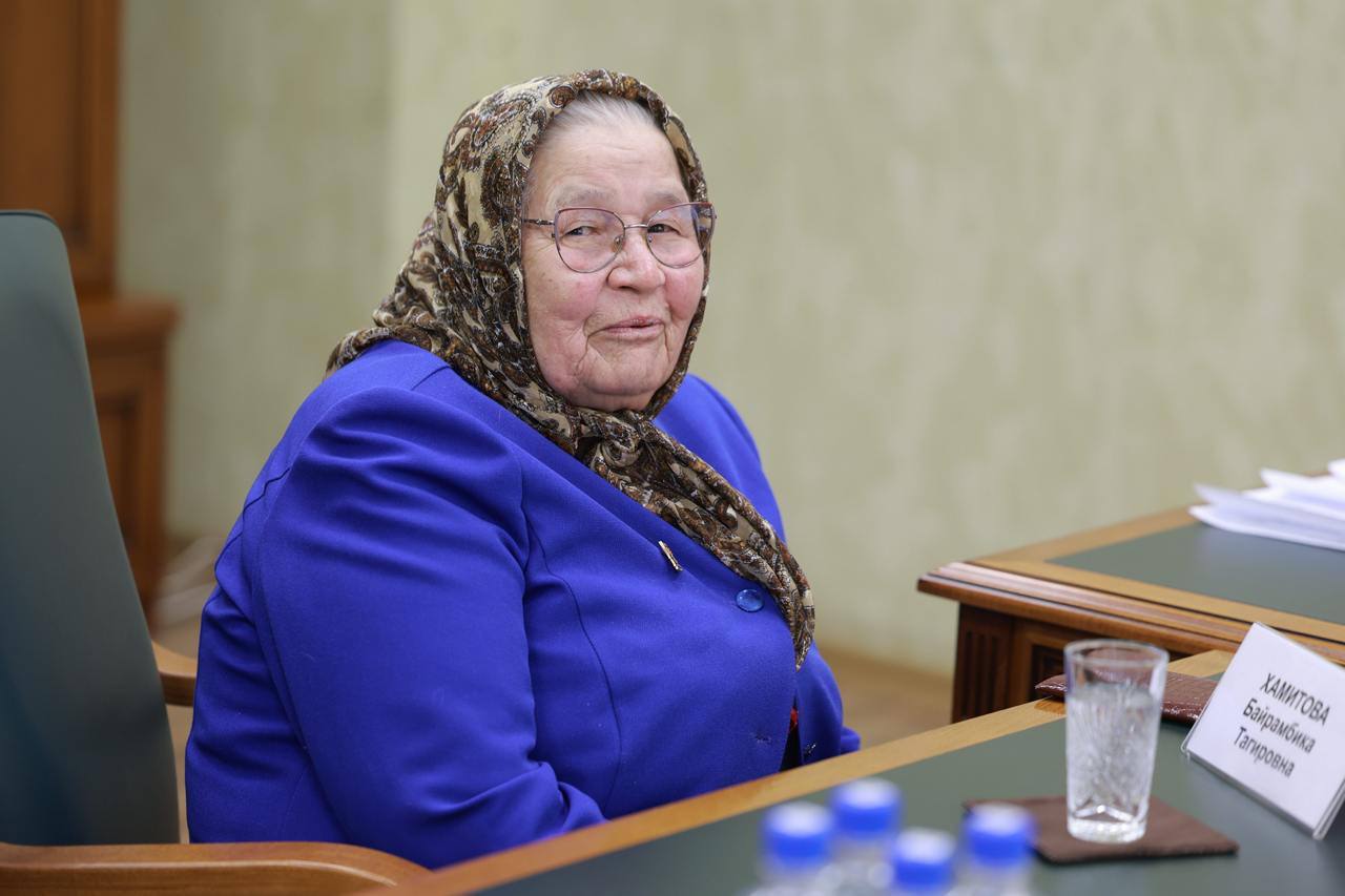 Губернатор Текслер встретился с 86-летней женщиной-волонтером, помогающей в зоне СВО Губернатор Текслер встретился с 86-летней женщиной-волонтером, помогающей в зоне СВО