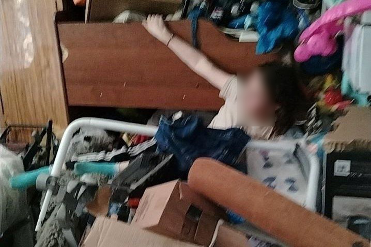 Под Челябинском многодетная алиментщица спряталась от приставов под горой хлама