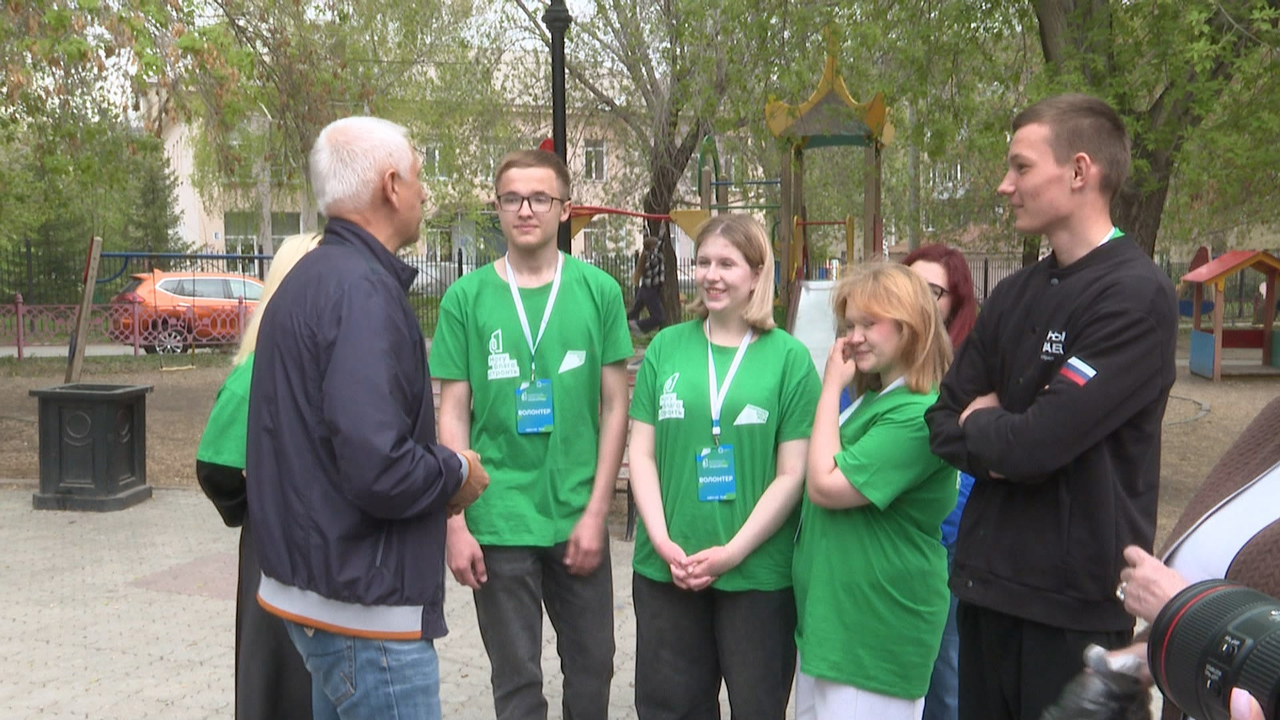 В Магнитогорске провели субботник в сквере Лермонтова В Магнитогорске провели субботник в сквере Лермонтова