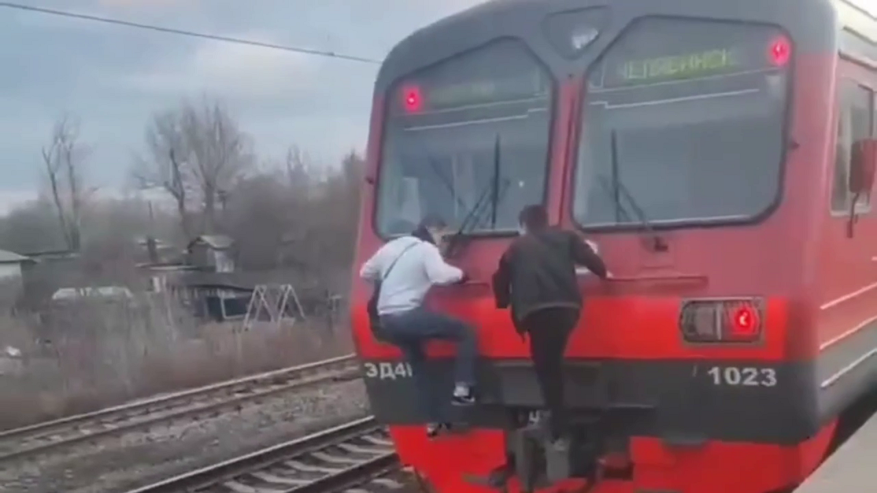 Подростки-зацеперы устроили экстремальную поездку в Челябинске