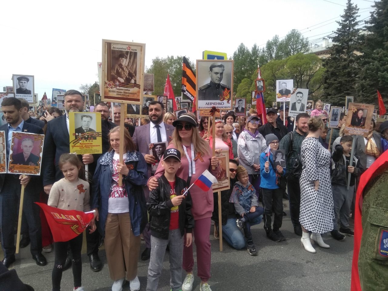 Челябинск готовится к традиционному шествию "Бессмертного полка" Челябинск готовится к традиционному шествию "Бессмертного полка"